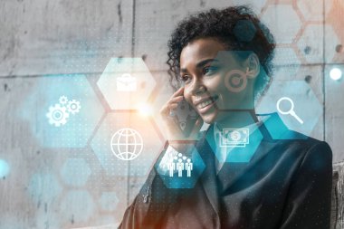 İş kadını telefon ve iş teması hologramı konuşuyor. Çift pozlama.