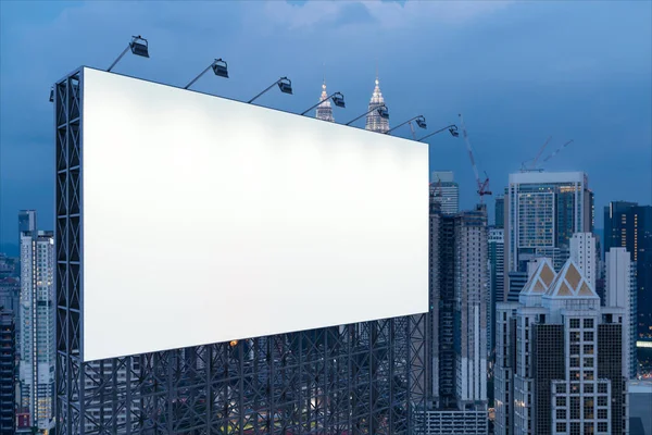 Gece vakti KL şehir planlı boş beyaz yol billboard 'u. Sokak reklam afişi, maket, 3 boyutlu tasarım. Yan görüş. Pazarlama iletişimi fikri desteklemek veya satmak için. — Stok fotoğraf