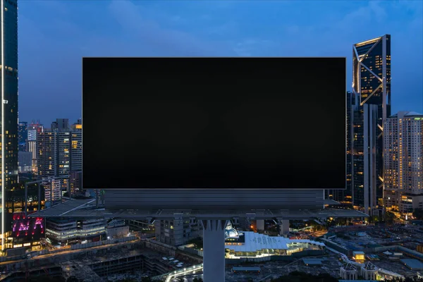 Panneau d'affichage de route noir blanc avec fond de paysage urbain Kuala Lumpur la nuit. Affiche publicitaire, maquette, rendu 3D. Vue de face. Concept de marketing pour promouvoir ou vendre une idée ou un produit. — Photo