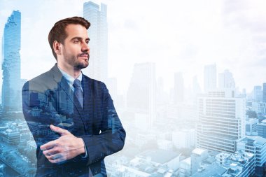 Kollarını kavuşturmuş Avrupalı müreffeh bir girişimci. Bangkok şehir manzarası. Sorun çözme kavramı. Şehir merkezindeki mali işler. Çift pozlama.