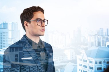 Takım elbiseli ve gözlüklü genç yakışıklı işadamı MBA mezuniyetinden sonra yeni kariyer fırsatları hayal ediyor. Kuala Lumpur arka planda. Çift pozlama.