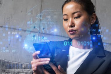 İş kadını telefonu kullanıyor, modern ofiste yeni bir proje üzerinde çalışıyor. Çifte maruziyet. Başarı kavramı. Dünya haritası Dünya hologramı.
