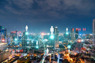 Bangkok, Asya 'nın panoramik şehir manzarasında parlayan sosyal medya simgeleri. İnsanlar ve şirketler arasında yeni bağlantılar kurma ve iletişim kurma kavramı. Çift pozlama.