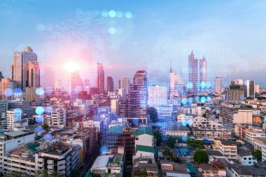 Dünya gezegeninin ışıldayan hologramı günbatımında Bangkok 'un hava panoramik şehir manzarasında, Asya' da. Uluslararası iş kavramı. Çoklu Pozlama.