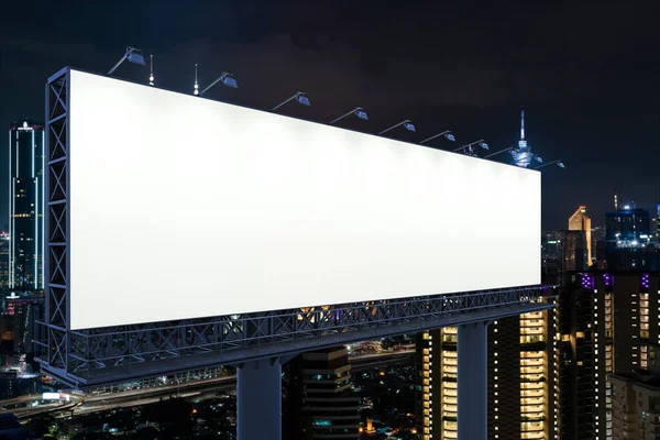 Gece vakti KL şehir planlı boş beyaz yol billboard 'u. Sokak reklam afişi, maket, 3 boyutlu tasarım. Yan görüş. Pazarlama iletişimi fikri desteklemek veya satmak için. — Stok fotoğraf