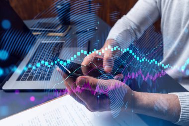 Telefonu kullanan adam. Akıllı telefon yazan eller. Ön x grafik hologramıyla çift pozlama. Kapatın. Finansal tablo ve analiz konsepti. Çevrimiçi ticaret ve yatırım.