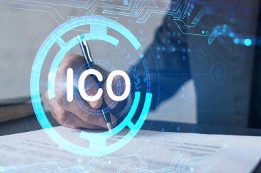 Takım elbiseli bir işadamı beyaz kağıt imzalar. ICO ikon hologramıyla çift pozlama. Sözleşme imzalayan adam. Engelleme pazarı analizi ve yatırım kavramı.