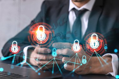 İş adamı telefonda internet uygulaması kullanıyor. Hologramı kilitle. Çoklu maruz kalma. İnternet güvenliği kavramı.