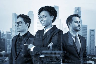 Üç başarılı iş danışmanı takım elbiseli ve müşteri sorunlarıyla uğraşmaya hazır. Singapur şehir manzarası. Çok uluslu şirket takımı. Çift pozlama.