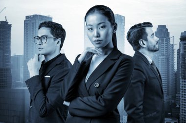 Takım elbiseli üç iş arkadaşı başarılı olmak için yeni fırsatlar arıyor. Çok uluslu şirket takımı kavramı. Bangkok arka planda. Çift pozlama.