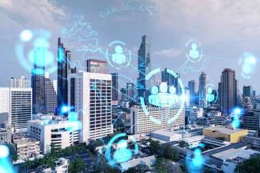 Sosyal medya hologramlarını Bangkok, Asya 'nın Panorama şehri manzarasına yansıtıyor. İnsanların ağ kurma ve bağlantı kurma kavramı. Çift pozlama.