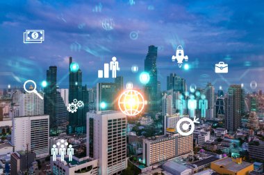Araştırma ve Geliştirme Hologramı simgeleri parlıyor. Bangkok 'un günbatımı panoramik şehir manzarası. Asya 'da yeni hizmetler ve ürünler yaratmak için yenilikçi teknolojiler kavramı. Çift pozlama.