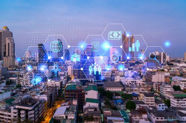 Araştırma ve Geliştirme Hologramı simgeleri parlıyor. Bangkok 'un günbatımı panoramik şehir manzarası. Asya 'da yeni hizmetler ve ürünler yaratmak için yenilikçi teknolojiler kavramı. Çift pozlama.