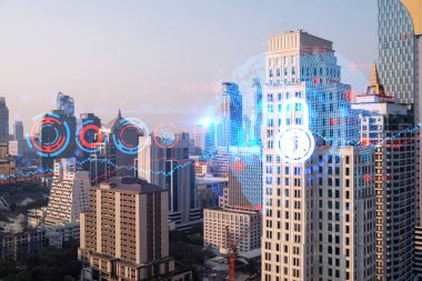 Asya, Bangkok 'un günbatımı panoramik şehir manzarasında Padlock' un hologramı. Siber güvenlik istihbaratı kavramı. Çoklu pozlama.