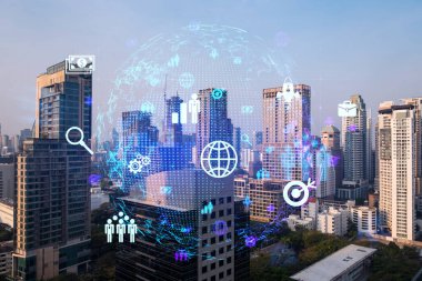 Asya, Bangkok 'un günbatımı panoramik şehir manzarası üzerine sosyal medya simgelerinin hologramı. İnsan ilişkileri kavramı. Çoklu pozlama.