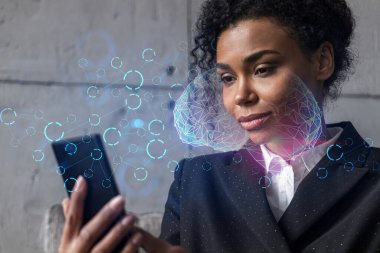 İş kadını daktilo ediyor, modern ofiste yeni bir proje üzerinde çalışıyor. Beyin hologramı. Çifte maruziyet. Başarı kavramı.