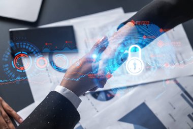 İki iş adamının el sıkışması ve hologramın arka plan çizimine kilitlenmesi. İnternet sektörü güvenlik bilgileri kavramı. Resmi giysi.