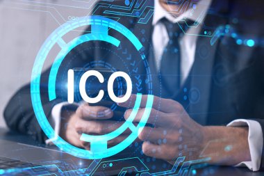 İş adamı telefondaki uygulamayı kullanarak arama ve analiz ediyor. ICO simgesi hologramı.