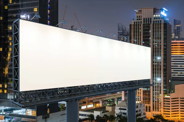 Бланширующая белая дорожная доска на фоне Бангкока в ночное время. Уличная реклама, макет, 3D рендеринг. Вид сбоку. Концепция маркетинговой коммуникации для продажи идеи. — стоковое фото