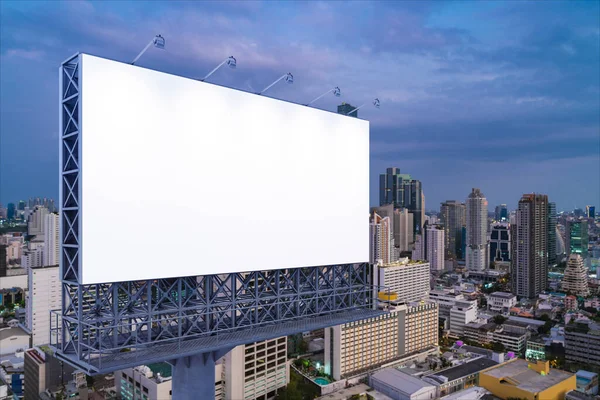 Panneau d'affichage blanc blanc avec fond de paysage urbain de Bangkok la nuit. Affiche publicitaire, maquette, rendu 3D. Vue latérale. Le concept de communication marketing pour vendre l'idée. — Photo