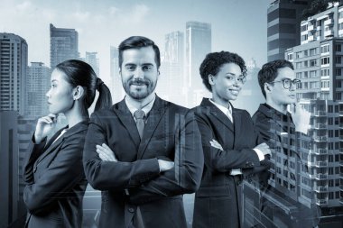 Takım elbiseli ve müşteri sorunlarıyla uğraşmaya hazır dört başarılı gülümseyen iş danışmanının ön görüşü. Bangkok şehir manzarası. Çok uluslu şirket takımı. Çift pozlama.