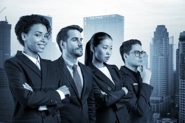 Dört başarılı iş danışmanı takım elbiseli ve müşteri sorunlarıyla uğraşmaya hazır. Bangkok şehir manzarası. Çok uluslu şirket takımı. Çift pozlama.