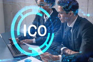 Beyaz kağıt üzerinde çalışan iki iş adamı. ICO konsepti. Bitcoin 'i engelle. Çoklu pozlama.
