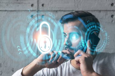 Sıradan giyinen, konuşan bir adam. Çifte maruziyet. Kilit simgeleri hologram çizer. Güvenlik veri kavramı.