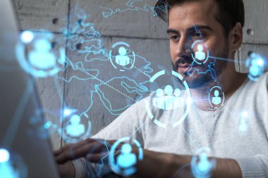 Yeni bir ağ geliştirmek için dizüstü bilgisayar kullanan ciddi bir Kafkasyalı yönetici. Çifte maruziyet. Sosyal medya hologramı.