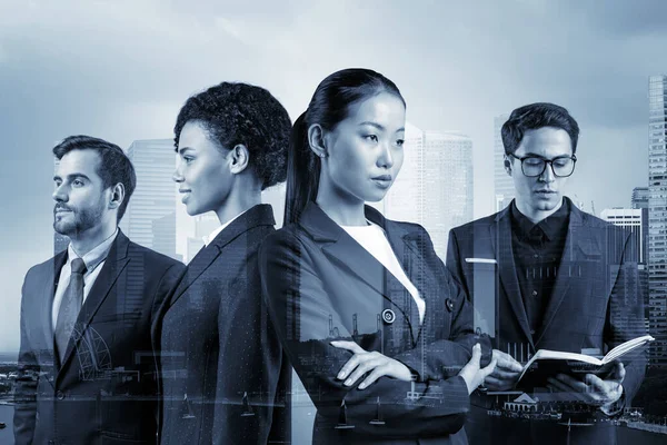 Группа из четырех коллег по бизнесу в костюмах, работающих и мечтающих о новых карьерных возможностях после окончания MBA. Концепция многонациональной корпоративной команды. Сингапур на заднем плане. Двойное воздействие. — стоковое фото