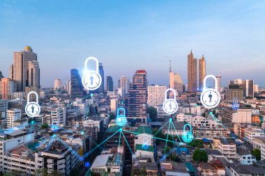 Asya, Bangkok 'un günbatımı panoramik şehir manzarasında Padlock' un hologramı. Siber güvenlik istihbaratı kavramı. Çoklu pozlama.