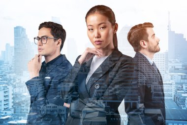 Takım elbiseli üç iş arkadaşı başarılı olmak için yeni fırsatlar arıyor. Çok uluslu şirket takımı kavramı. Bangkok arka planda. Çift pozlama.