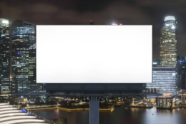 Leere weiße Straßenwerbetafel mit Singapur Stadtbild Hintergrund in der Nacht. Straßenwerbeplakat, Mock-up, 3D-Rendering. Frontansicht. Das Konzept der Marketing-Kommunikation, um Idee zu verkaufen. — Stockfoto