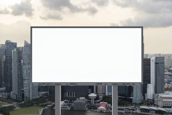 落日时分,白茫茫的白路广告牌上印有新加坡的城市景观背景.街头广告海报，模拟，3D渲染。前面的景色营销传播理念的营销理念. — 图库照片