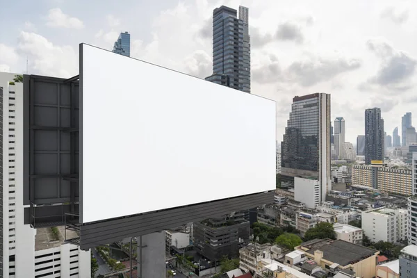 Panneau d'affichage blanc blanc de route avec le fond de paysage urbain de Bangkok au jour le jour. Affiche publicitaire, maquette, rendu 3D. Vue latérale. Le concept de communication marketing pour promouvoir ou vendre une idée. — Photo