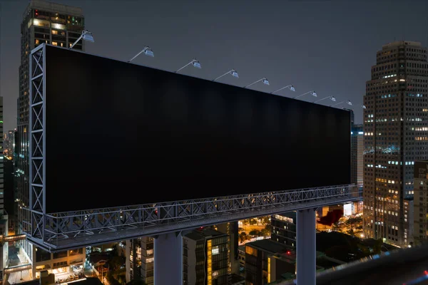 Blank black road billboard z tłem miasta Bangkok w nocy. Plakat reklamowy, makieta, renderowanie 3D. Widok z boku. Koncepcja komunikacji marketingowej promującej ideę. — Zdjęcie stockowe