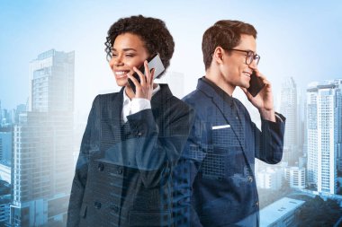 Çok uluslu şirket ekibinin bir parçası olarak takım elbiseli iki meslektaş Bangkok 'taki konferans görüşmesini telefonla inceliyor. Sorun çözücü olarak danışman kavramı. Çift pozlama.