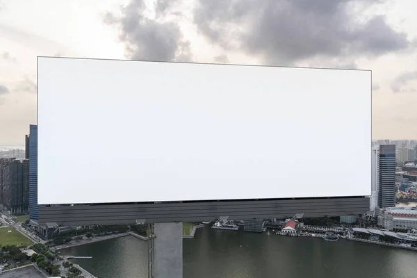 Panneau d'affichage blanc blanc avec fond de paysage urbain de Singapour au coucher du soleil. Affiche publicitaire, maquette, rendu 3D. Vue de face. Le concept de communication marketing pour vendre l'idée. — Photo
