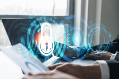 Kadın ve erkek proje bilgilerinin güvence altına alınması için birlikte çalışıyorlar. Mavi simge infografik kilit hologramı. Veri güvenliği kavramı. Çift pozlama.