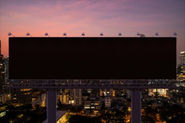 Gece vakti Bangkok şehir manzarası geçmişi olan boş bir kara yol afişi. Sokak reklam afişi, maket, 3 boyutlu tasarım. Ön manzara. Fikir satmak için pazarlama iletişimi.