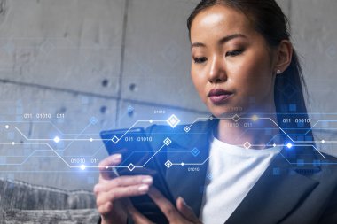 İş kadını daktilo ediyor, modern ofiste yeni bir proje üzerinde çalışıyor. Teknoloji hologramı. Çifte maruziyet. Başarı kavramı.