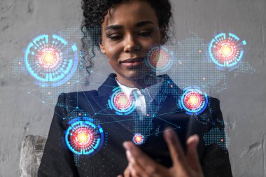 İş kadını telefonu kullanıyor, modern ofiste yeni bir proje üzerinde çalışıyor. Çifte maruziyet. Başarı kavramı. Dünya haritası Dünya hologramı.