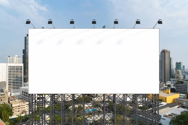 Blank outdoor estrada branca com fundo cityscape Bangkok durante o dia. Cartaz publicitário de rua, mock up, renderização 3D. Vista frontal. O conceito de comunicação de marketing para promover ou vender ideia. — Fotografia de Stock