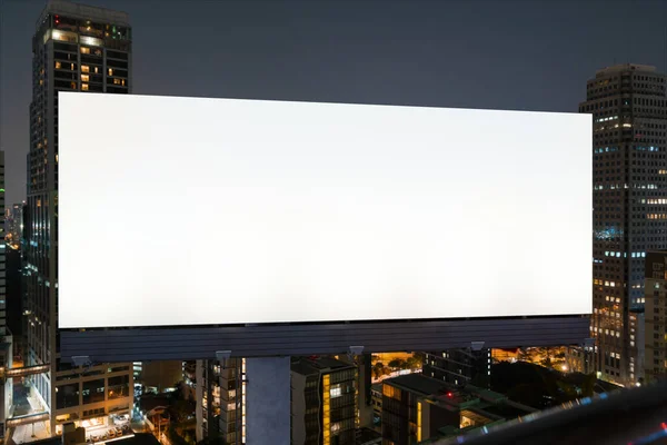 Panneau d'affichage blanc blanc avec fond de paysage urbain de Bangkok la nuit. Affiche publicitaire, maquette, rendu 3D. Vue de face. Le concept de communication marketing pour promouvoir l'idée. — Photo