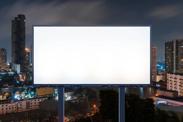 Leere weiße Straßenwerbetafel mit Bangkoks Stadtbild in der Nacht. Straßenwerbeplakat, Mock-up, 3D-Rendering. Frontansicht. Das Konzept der Marketing-Kommunikation zur Ideenförderung. — Stockfoto