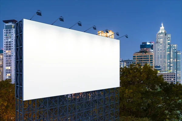 Panneau d'affichage blanc blanc avec fond de paysage urbain de Bangkok la nuit. Affiche publicitaire, maquette, rendu 3D. Vue latérale. Le concept de communication marketing pour vendre l'idée. — Photo