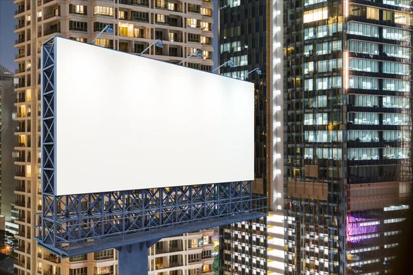 Panneau d'affichage blanc blanc avec fond de paysage urbain de Bangkok la nuit. Affiche publicitaire, maquette, rendu 3D. Vue latérale. Le concept de communication marketing pour vendre l'idée. — Photo