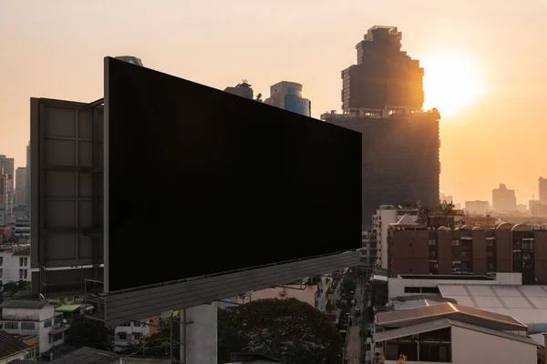 Panneau d'affichage de route noir blanc avec fond de paysage urbain de Bangkok au coucher du soleil. Affiche publicitaire, maquette, rendu 3D. Vue latérale. Le concept de communication marketing pour promouvoir ou vendre une idée. — Photo