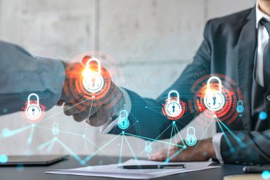 İki iş adamının el sıkışması ve hologramın arka plan çizimine kilitlenmesi. İnternet sektörü güvenlik bilgileri kavramı. Resmi giysi.