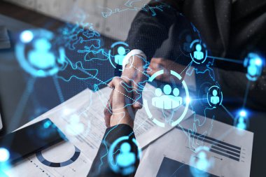 İki iş adamının el sıkışması ve sosyal medya ikonu hologramının arka plan çizimi. İnternet bağlantısı bilgi verisi kavramı. Resmi giysi.